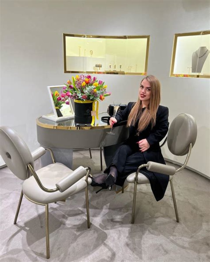 Unveiling the Life and Journey of Valentina Midget